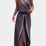 Donatila Mono Arany Részletekkel és Nyitott Lábakkal