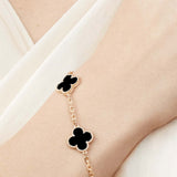 Négylábú Motívummal és Eleganciával Rendelkező Aranyozott Karkötő