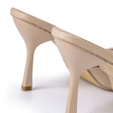 Magas sarkú, hegyes orrú szandál, strasszal díszítve