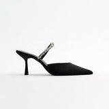 Magas sarkú, hegyes orrú szandál, strasszal díszítve