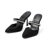 Magas sarkú, hegyes orrú szandál, strasszal díszítve