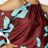 Monte ruha nyitott ujjakkal és absztrakt mintával