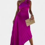 Aszimmetrikus Leire koktélruha virágapplikációval és pliszírozott szoknyával