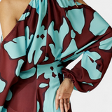 Monte ruha nyitott ujjakkal és absztrakt mintával