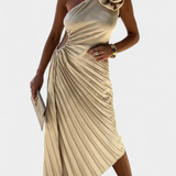 Aszimmetrikus Leire koktélruha virágapplikációval és pliszírozott szoknyával