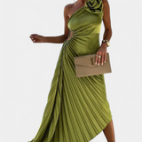 Aszimmetrikus Leire koktélruha virágapplikációval és pliszírozott szoknyával