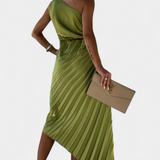 Aszimmetrikus Leire koktélruha virágapplikációval és pliszírozott szoknyával