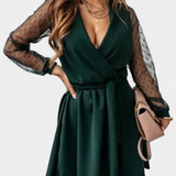 Kalandra Elegáns Mini Ruha Finom Dekoltárral és Kedvező Siluettel