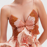 Juliette ruha fodrokkal és drágakő formájú nyakkivágással