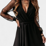 Kalandra Elegáns Mini Ruha Finom Dekoltárral és Kedvező Siluettel