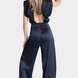 Francis Mono Folyékony Eséssel, Háttal Felfedve