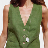 Jennifer összeállítás kabáttal és len-vászon sorttal