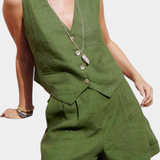 Jennifer összeállítás kabáttal és len-vászon sorttal